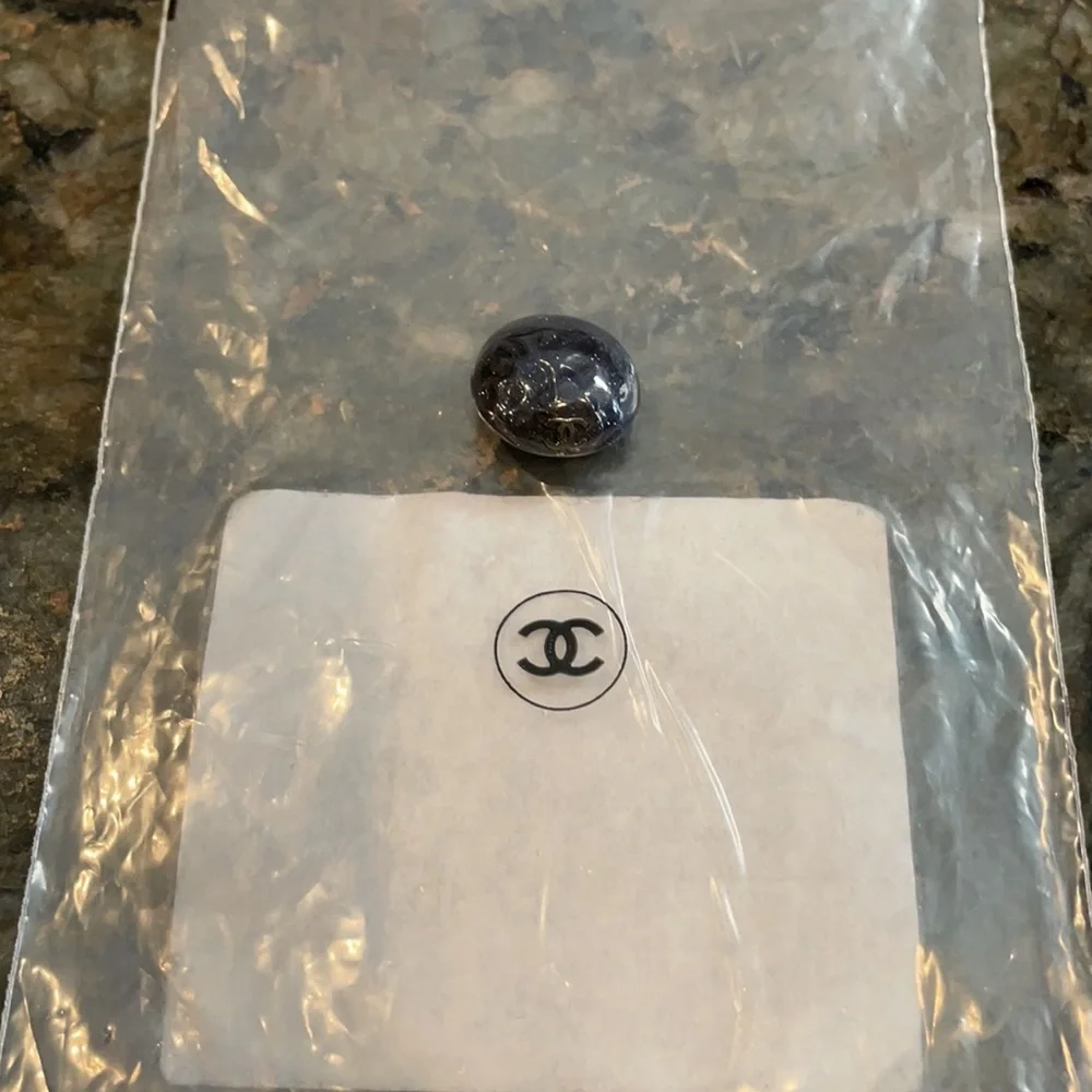 Chanel Button - Picture 4 of 5